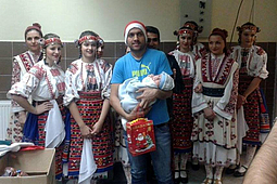 Folklore show for refugees at Vrazhdebna Center.